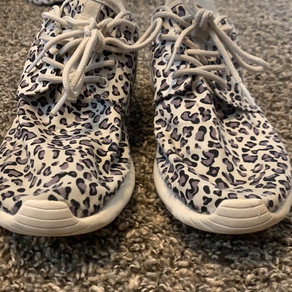 Super cute Nike leopard print Roshe - Picture 4 of 7